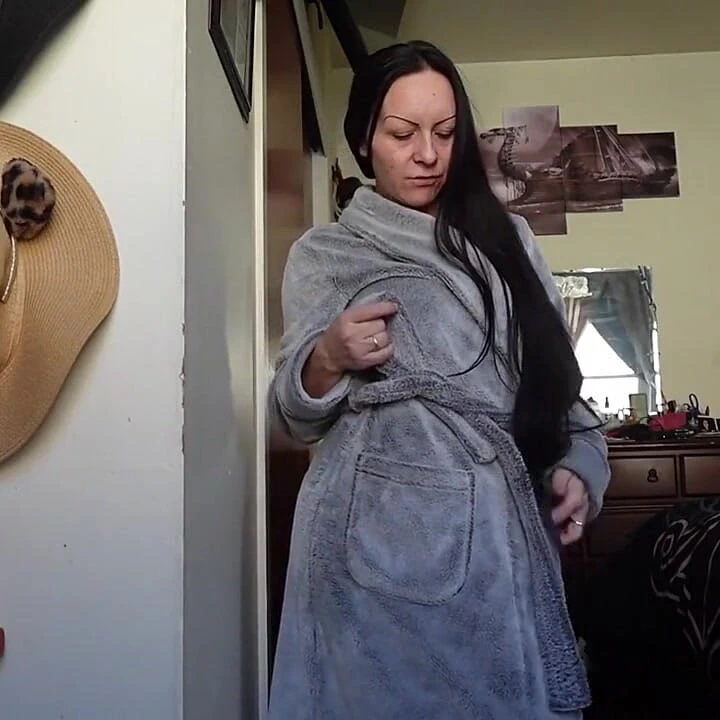 Straddled Fuzzy Robe挑逗