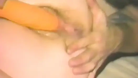 Cewek hot rambut pirang ini lagi asik nyepong banyak kontol sebelum dientot pakai dildo