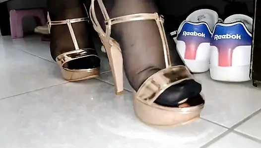 Aku adalah polisi wanita yang menghukummu, memberikan semua susumu dan biarkan aku mencambukmu