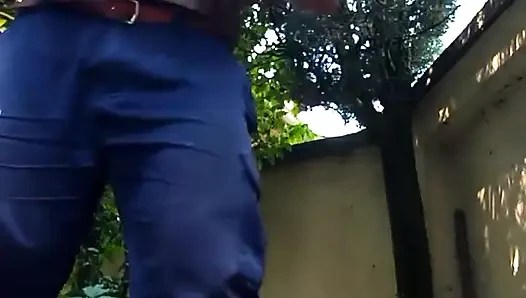İşeyebilirim diye açık havada bir yer buldum.