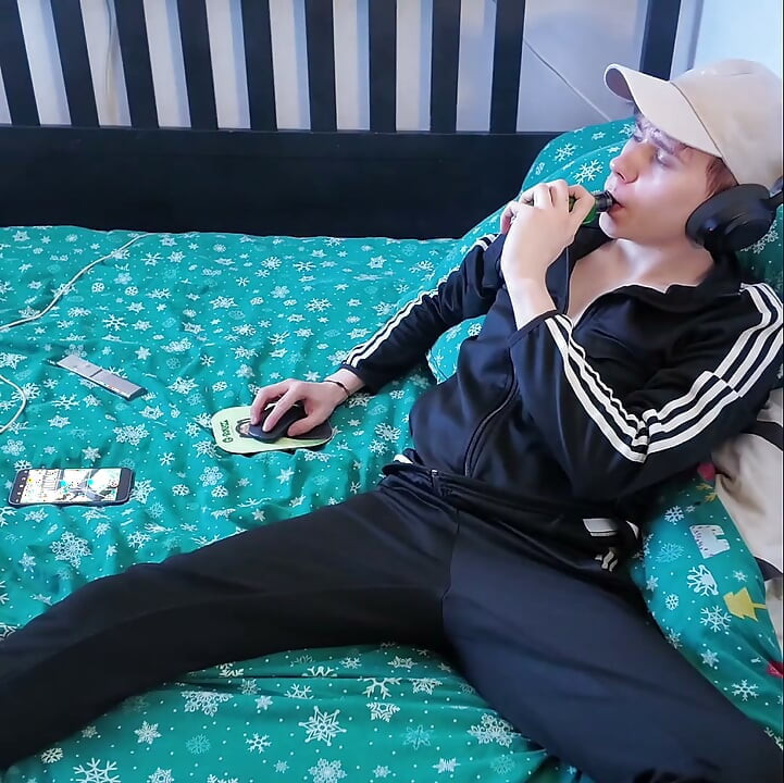 Young twingo jerking off and playing his ass
