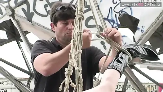 Cewek pirang diikat dan digantung dengan tali