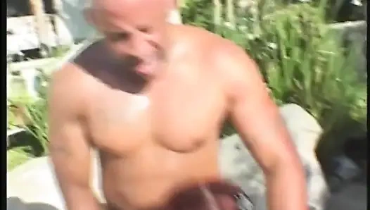 Azgın sürtük yarağını emiyorken zenci adam açık havada sandalyede yatıyor