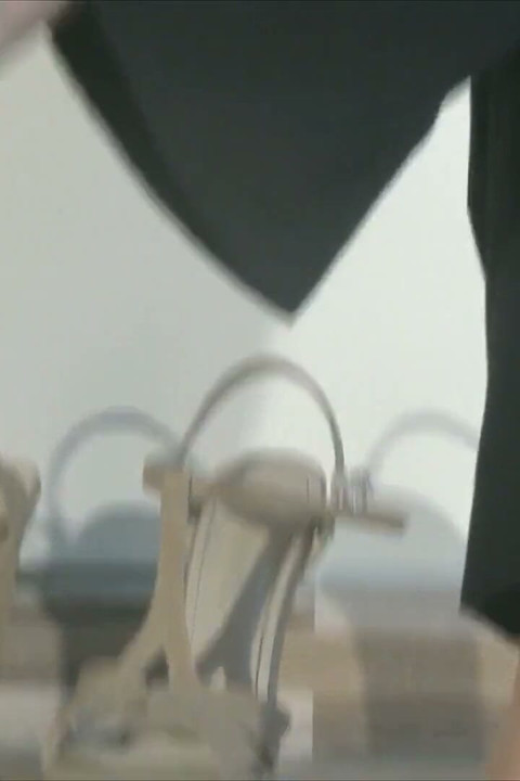 Sunny ve seksi ayakları oynuyor