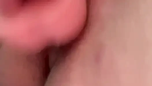 Mandi, fingering, dildo, dan muncrat