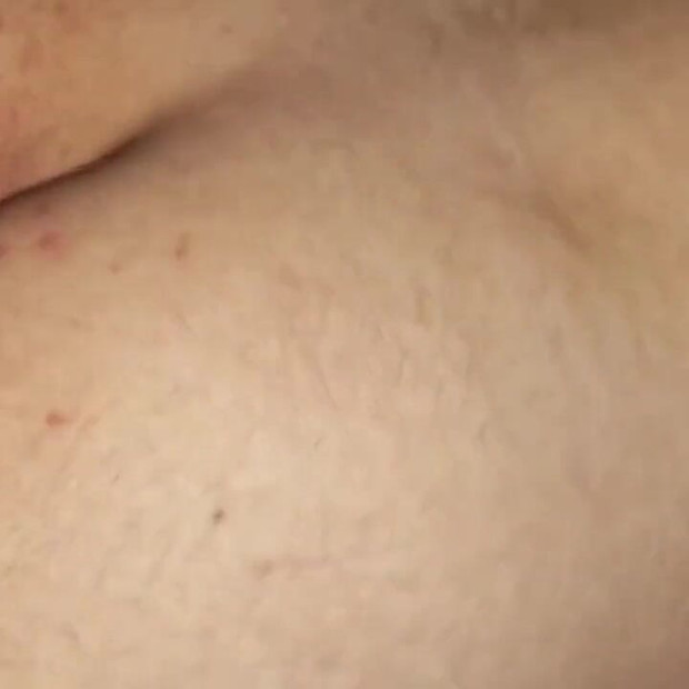 年轻的无耻twy twink在热辣爸爸的射精在一个光滑的小穴里