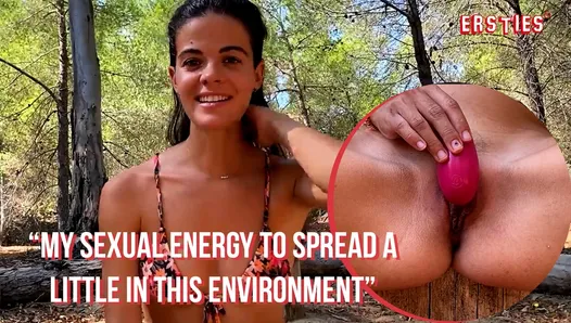 Ersties - Dina brengt haar seksuele energie naar het bos om te masturberen