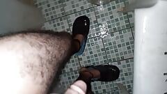 Schwuler typ rasiert seinen arsch und seinen penis und masturbiert dann in der dusche