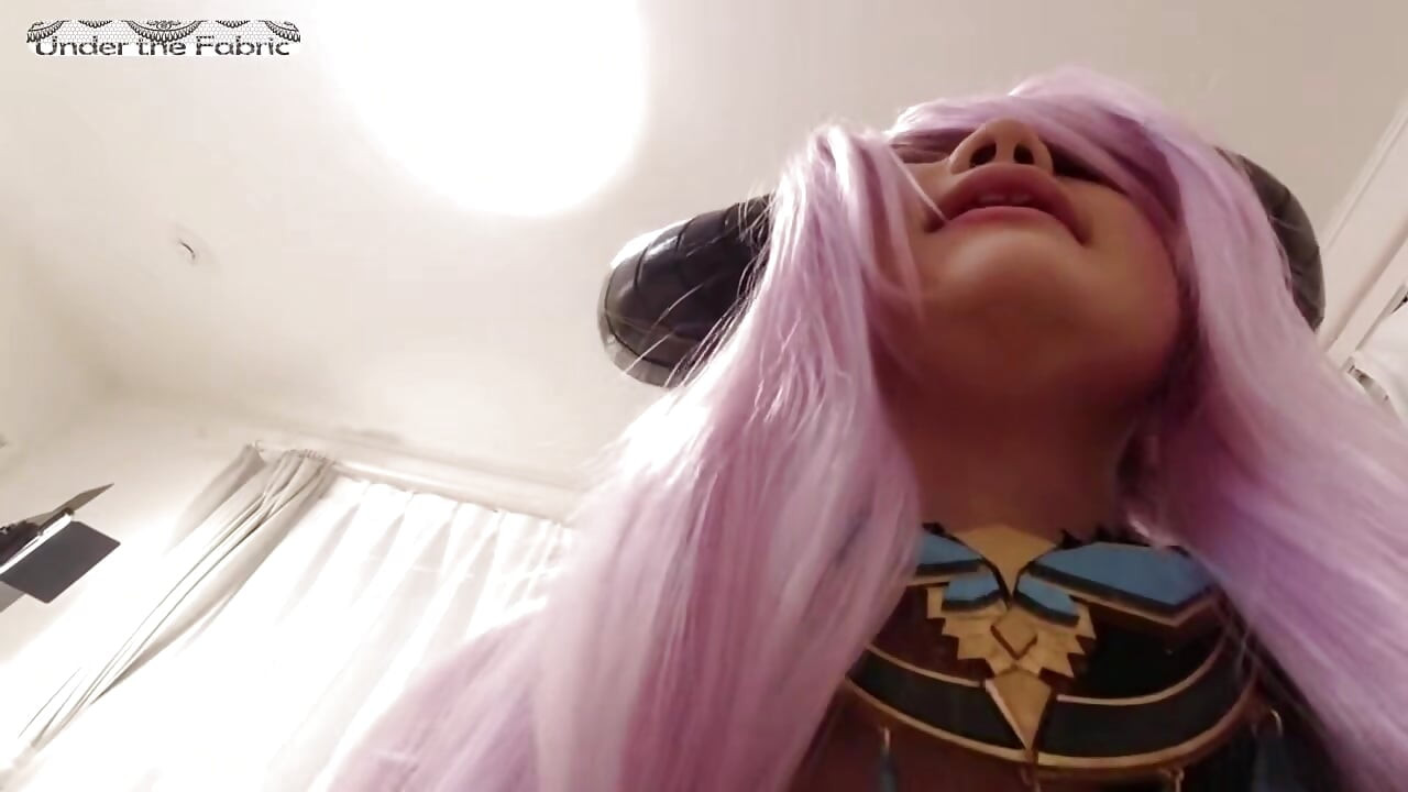Legendarisk Cosplayer-poäng. Narmaya inspirerad fotografering med explosiva H -kupa kurvor