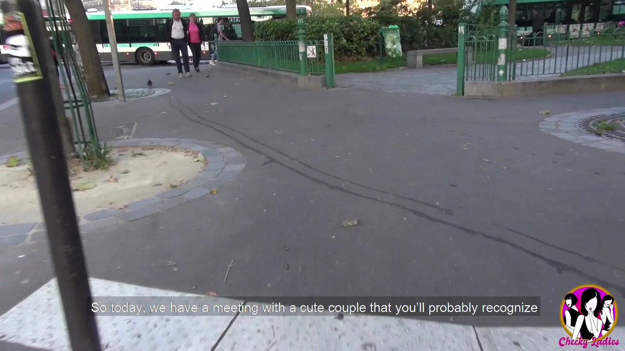 令人惊叹的黑发少女在森林里玩3P