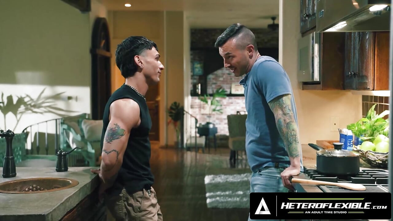 Heteroflexible - trai trẻ Siren Santiago an ủi cha dượng cô đơn Derek Kage sau đó cúi xuống để được lai tạo
