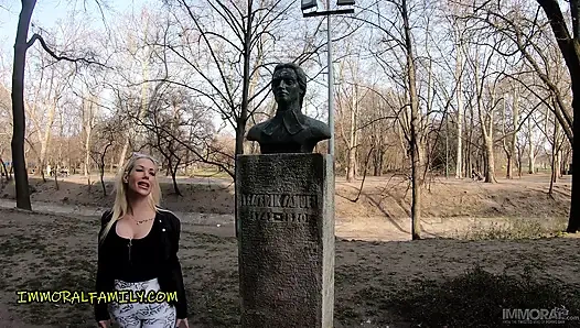 Kyra, heiße blondine mit dickem arsch will einen creampie