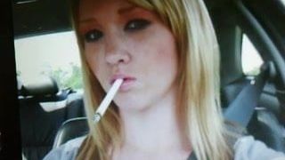 Hommage à une blonde sexy pendant une cigarette