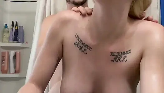 Ngentot diam-diam di kamar mandi