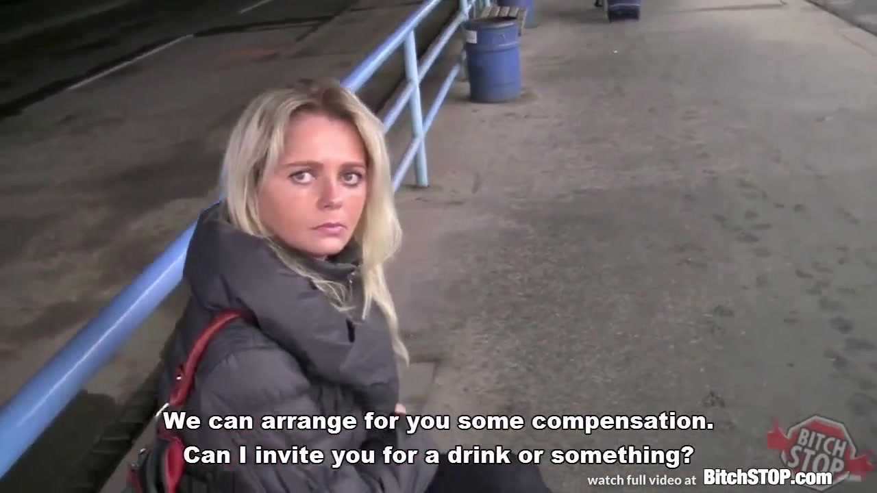 婊子站 - 金发捷克熟女在公交车站被接