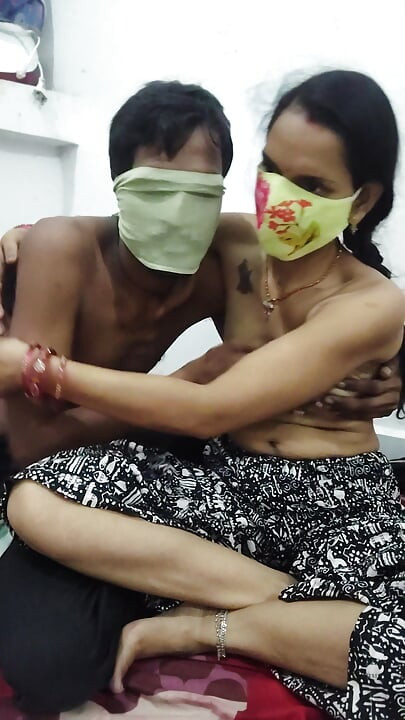Presionando las tetas, divirtiéndose y teniendo sexo