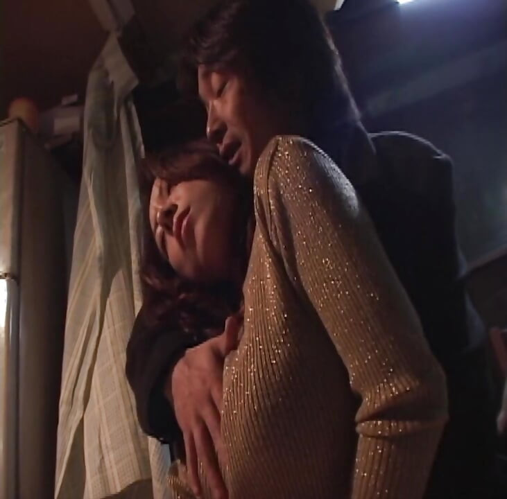P135G06 A beautiful proprietress running a small nomiyaku with only a counter in Kabukicho. A sensual drama about a touting man and a man chased by debt collectors in the chaotic Showa-era Shinjuku!