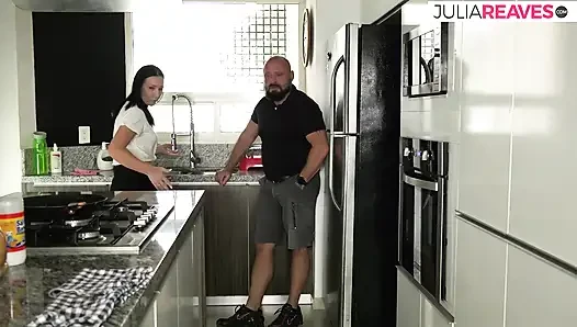 Возбужденная шлюшка залезает на кухонные прилавки, трахается в рот с камшотом