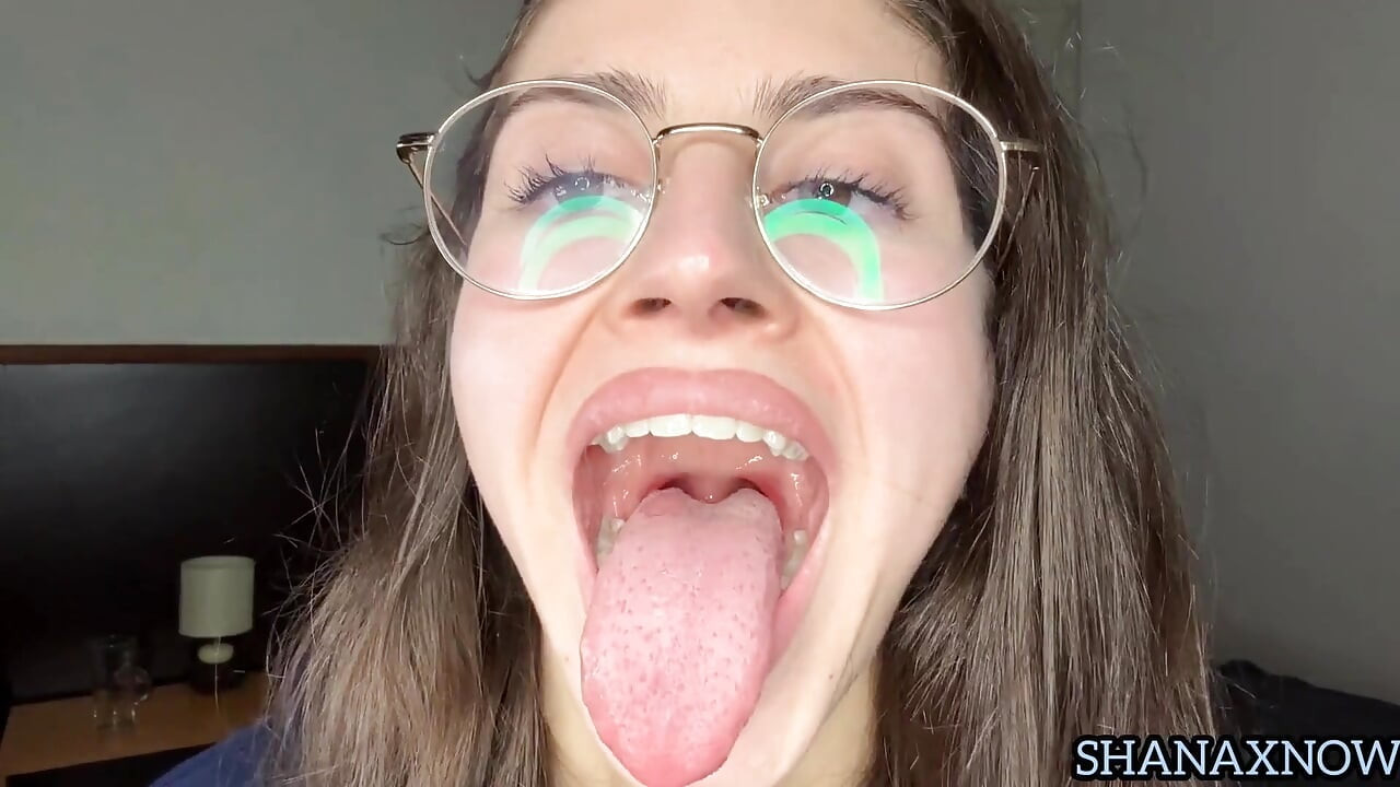 Fetisjsnakking før du sluker deg Uvula Munn fetisj