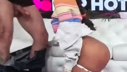 Sasha Tatcha'nın amcığı sikiliyor ve altın duş alıyor!