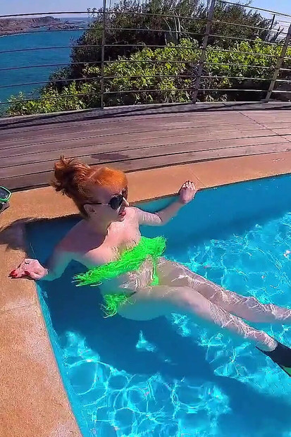 POV δίπλα στην πισίνα!