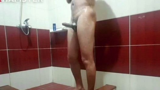 Mısırlı adam onu ​​sik sallayarak duş alıyor