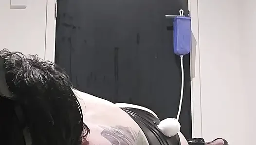 Sissybunny büyük süt lavmanı alıyor, sonra büyük dildo ve kendini sikiyor