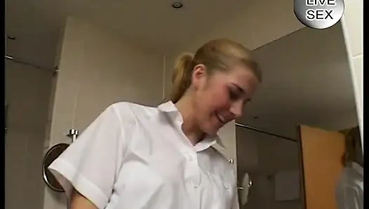 Büyük memeli güzellik banyoda ıslak amını oyuncak yapıyor