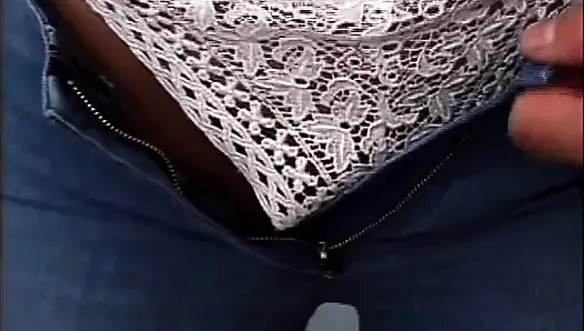 Крошка с короткой стрижкой с большими сиськами берет из задницы в рот