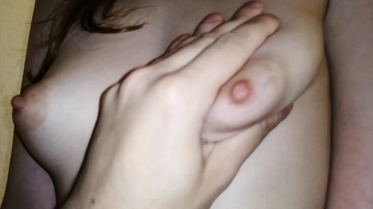 热辣的女朋友在鸡巴上摩擦阴户，精子海洋