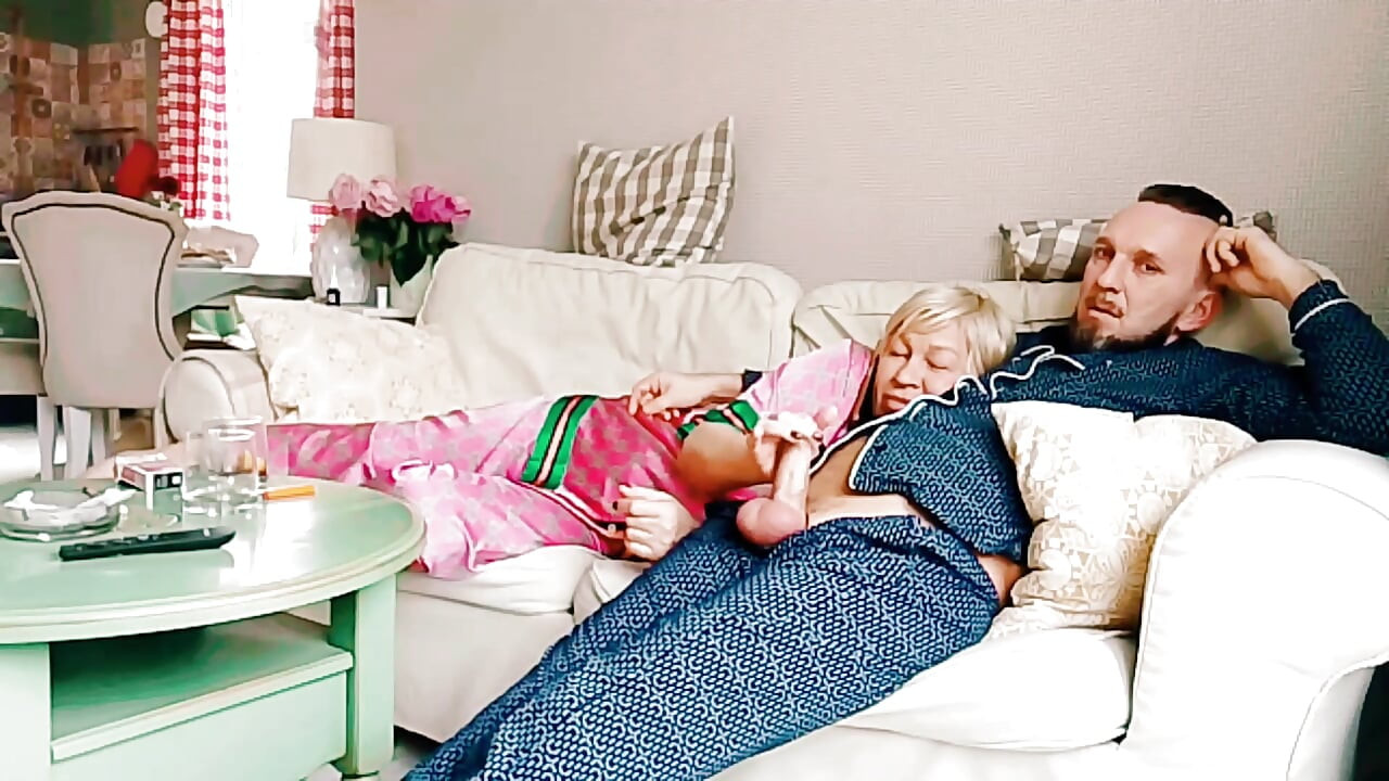 Tabu seks, üvey anne film izliyor, ben de ağzını açıyorum