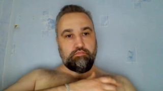 Cara de barba peluda brinca com seus mamilos