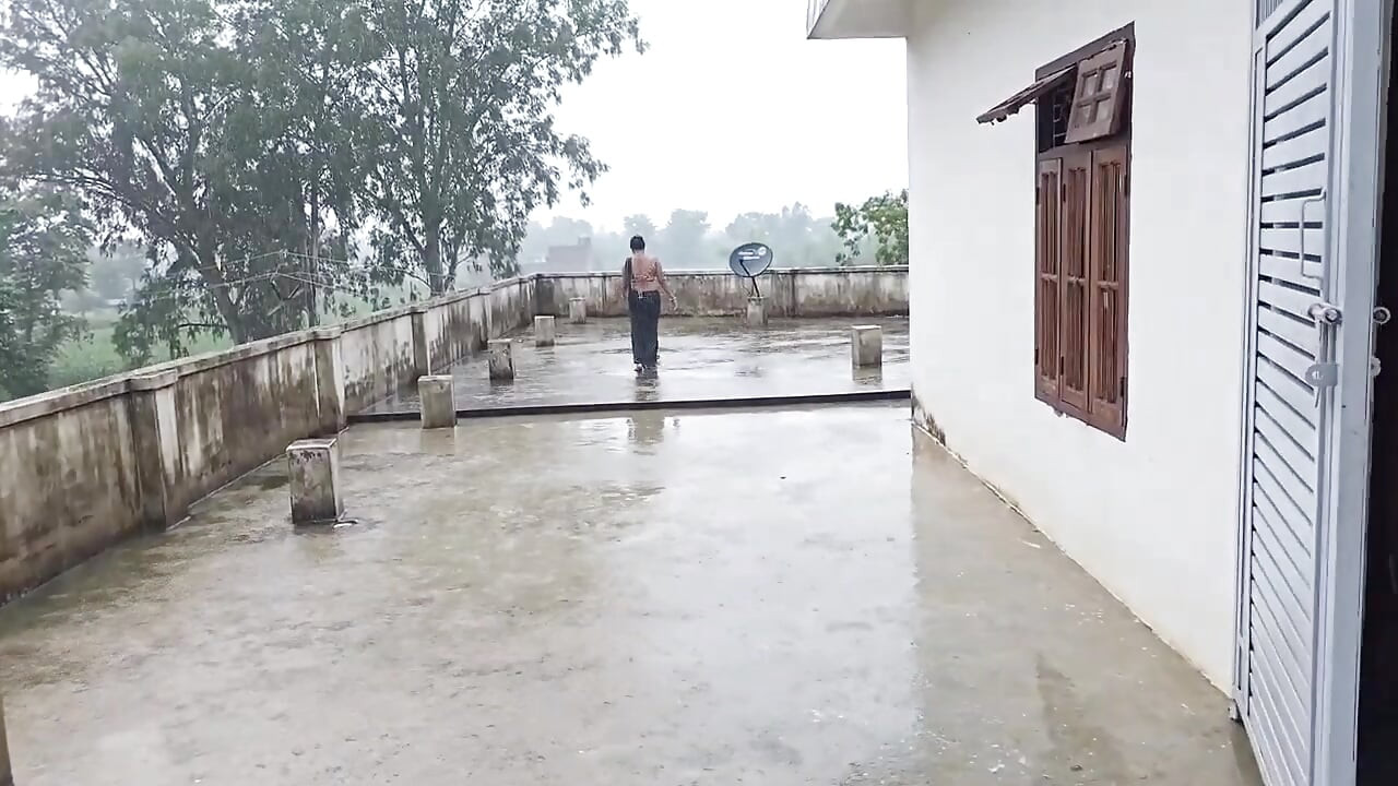 Apne he stepsister ki friend ko virgin pussy fuck kiya or pussy ros nikal kar jiv se chata,gud ki ros pilaya..