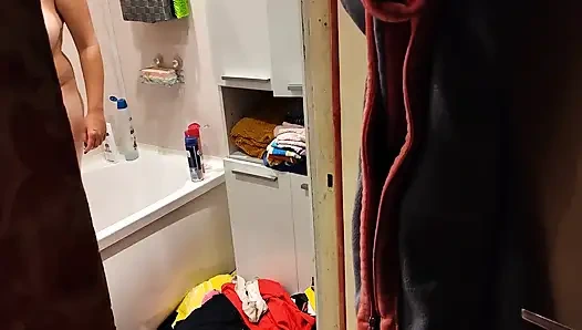 İri göğüslü üvey kız kardeşimi duşta yakaladım