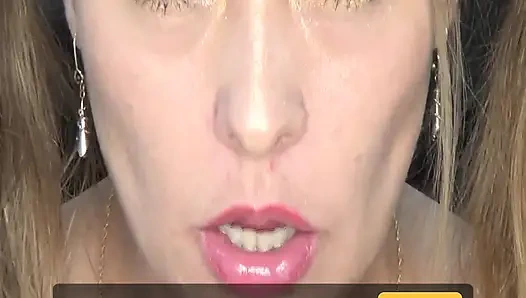 Heißes collegegirl schluckt große radiergummis