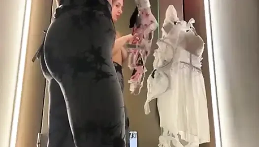 Jucielussie in polizeiuniform und handschellen