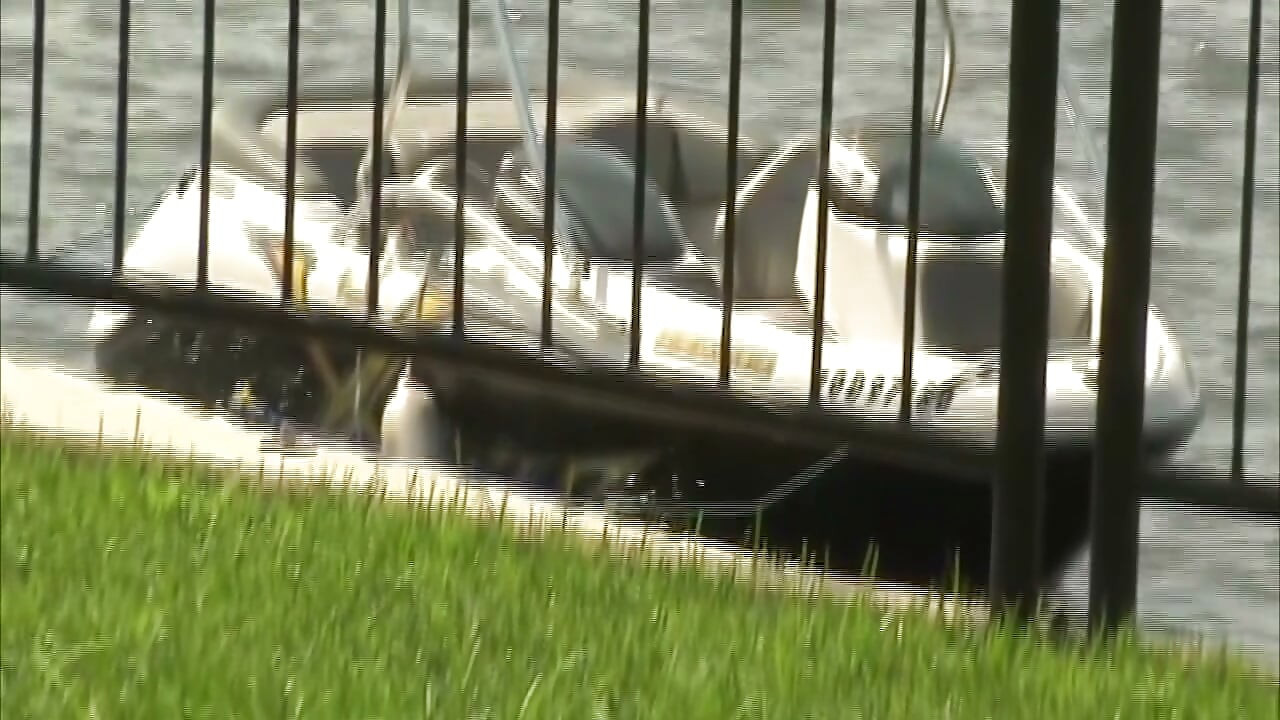 Sikanie zalana lesbijska orgia mocząca każdą dziurę