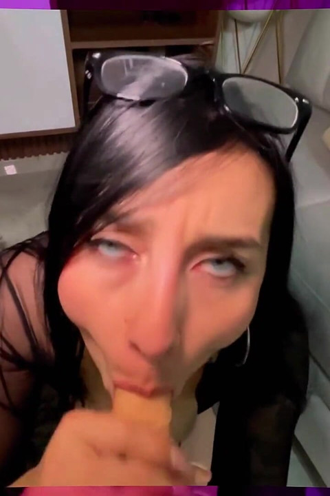 跨种族口交配黑色假阳具, 由一位拥有丰满臀部的美丽拉丁裔女性制作