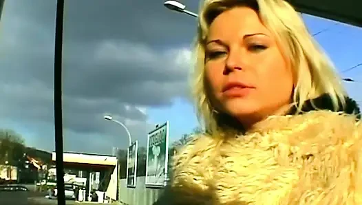 Blondine lutscht schwanz und fingert dann ihre nasse muschi