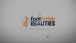 Gros plans extrêmes sur les pieds de La Vey, super sexy