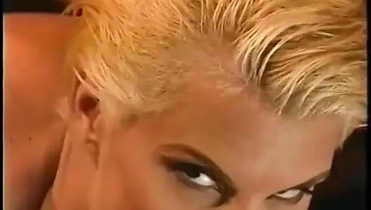 Geile vierer-pornostar-mädels mit schönen titten streicheln möpse und fingern muschis (Video hat kein audio, sondern musik)