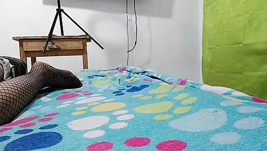 Kızım göğüslerini gösteriyor ve sikişiyor