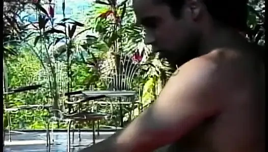 Zwei sonnenbrauner latina-flöps nehmen an bisexuellem vierer-quickie auf der veranda teil