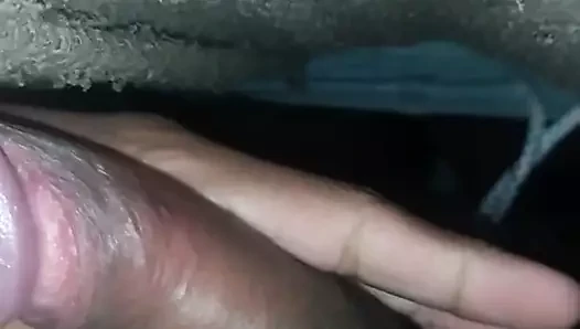 Penisini gösteren genç bir çocuk