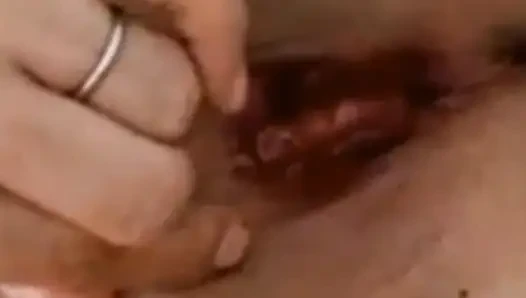 Cewek ini lagi asik muasin memek sempitku sendirian