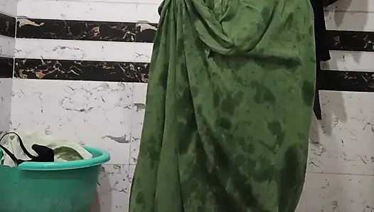 Прия Бхабхи показывает хорошее тело