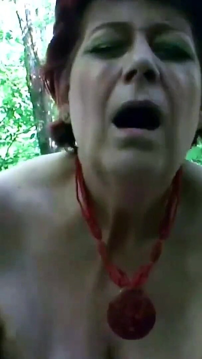 Moment époustouflant de « Une mamie rousse de 75 ans baise en plein air avec un jeune mec »
