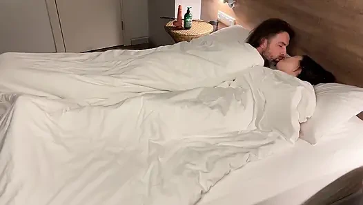 Ich Sehe Dich an, Während Große Schwänze Meine Engen Löcher Doppelpenetrieren, Bis Klaffendes Squirting