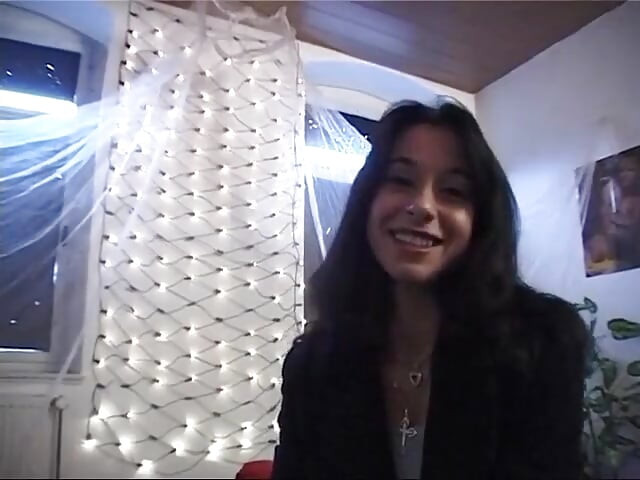 素敵な幅女の子は彼女のセクシーな体を見せて楽しんでいます