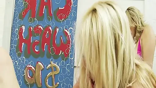 Yavru kedileri yıkıyor sahne-1 büyük memeli orta yaşlı seksi kadınların sabunla ıslak lezbiyen grup seks partisi